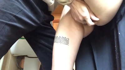 Squirt în baia școlii, un adevărat orgasm spumos - profesorul meu a făcut tot ce a putut